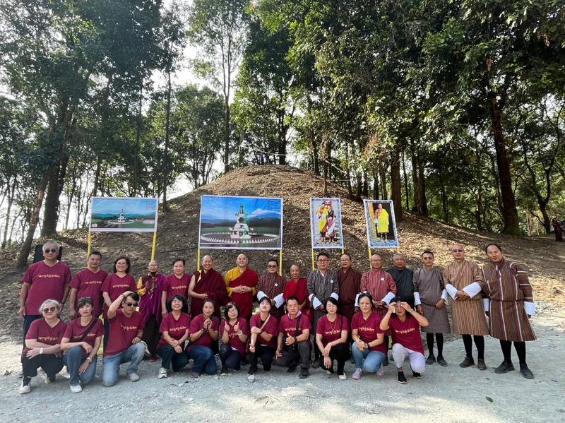 由上師噶瑪旺秋．羅本勘布與貝瑪光明佛學會共同推動的「世界和平佛塔（Barchoed Kuensel Stupa）」興建工程，於 2023 年 10 月 24 日在不丹南部 Gelephu 的佛塔基地舉